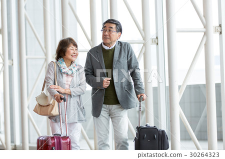 Senior couple traveling 30264323