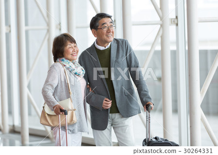 Senior couple traveling 30264331