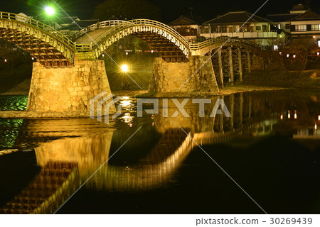 Kintai橋樑夜視圖在山口肯 30269439