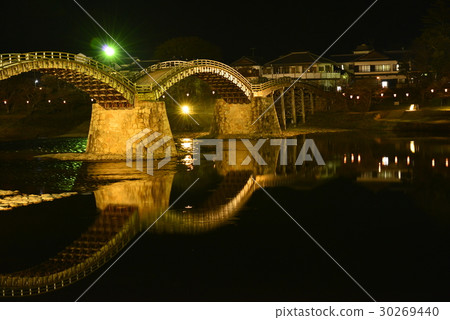 Kintai橋樑夜視圖在山口肯 30269440
