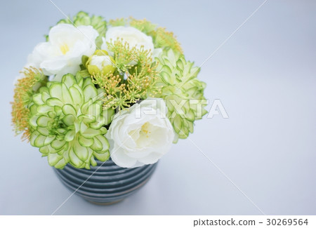 A Japanese style arrangement of Green Dahlia that made a margin on the right side A Japanese style arrangement of Green Dahlia that made a margin on the right side 30269564