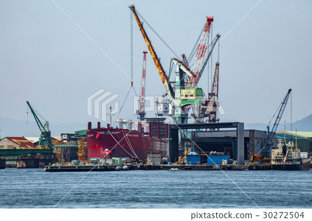 造船廠的起重機和船建設中 造船廠的起重機和船建設中 30272504