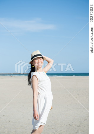 單獨旅行在一個沙灘的一個少婦 30273828