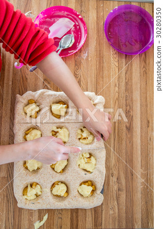making apple pie making apple pie 30280350