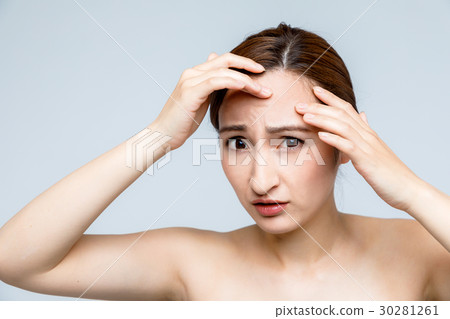 一個女人擔心皮膚粗糙 30281261