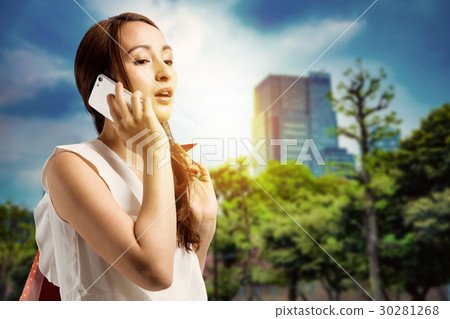 一名婦女談話與智能手機，當購物時 30281268