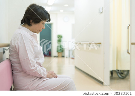 Senior women hospitalized 30283101