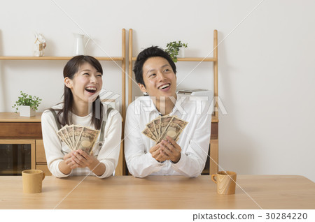 一對夫婦用錢想像各種各樣的東西 30284220