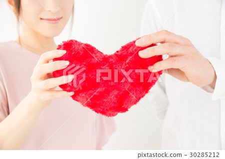 Men and women with hearts 30285212