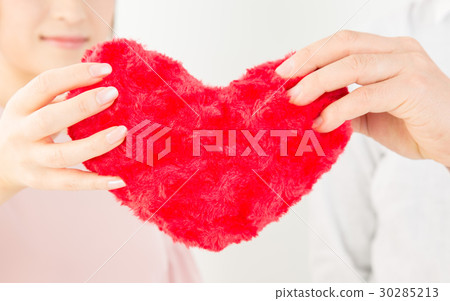 Men and women with hearts 30285213