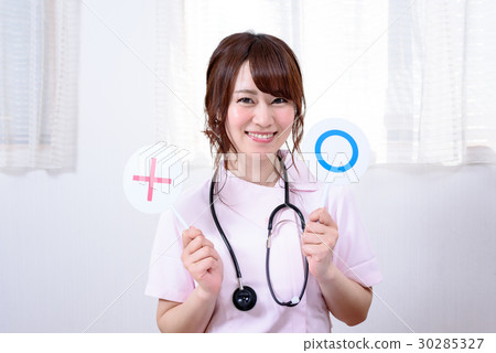 Medical image of a nurse with a plate of maru and vats Medical image of a nurse with a plate of maru and vats 30285327