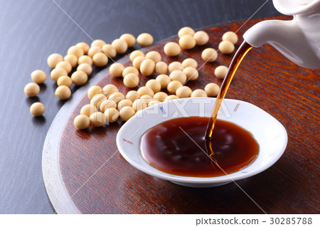 Pour soy sauce 30285788