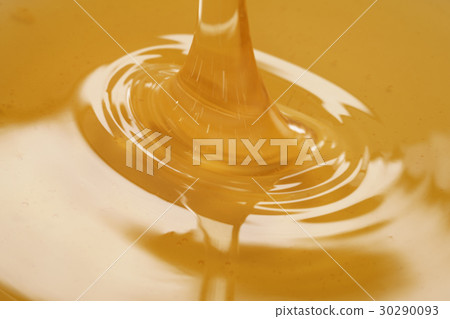closeup of pouring organic honey 30290093