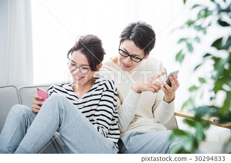 一對夫婦在家裡放鬆一下 30294833