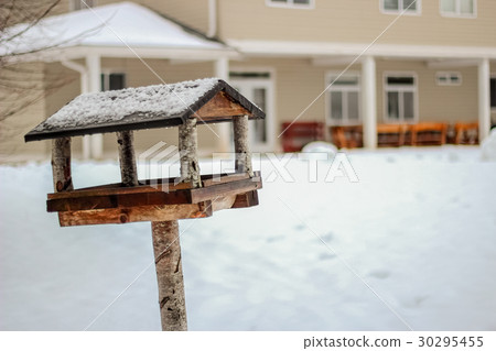 Wooden birdhouse in winter day Wooden birdhouse in winter day 30295455