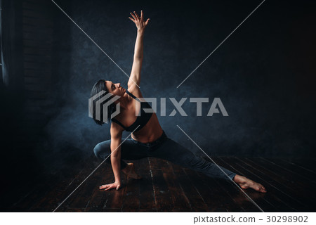 Contemp dancing female performer in dance class 30298902