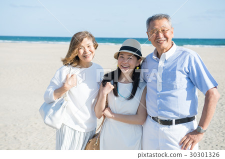 Family of parent-child traveling beach Family of parent-child traveling beach 30301326