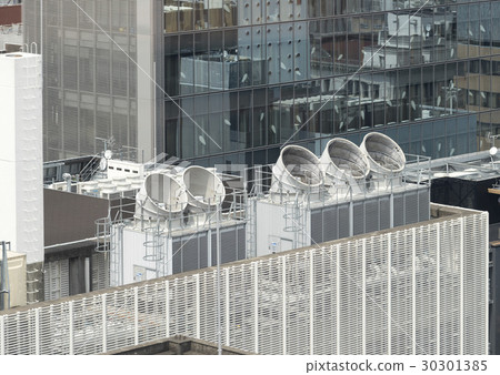 安裝在建築物屋頂上的空調設施(室外機) 安裝在建築物屋頂上的空調設施(室外機) 30301385