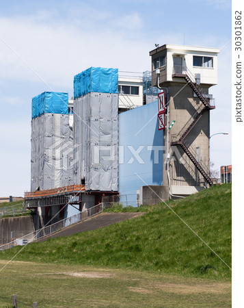 閘門的改造工作 30301862