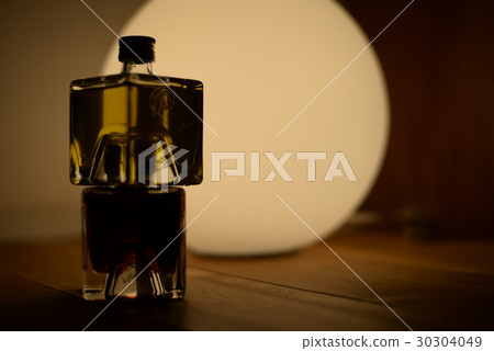 圓形燈和方形瓶的對比 30304049