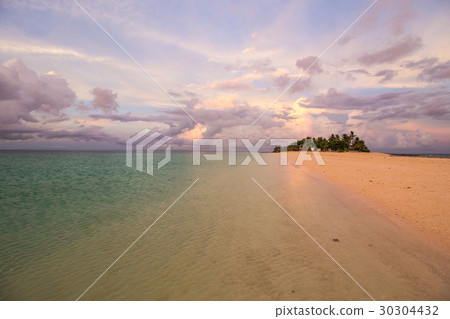 [South paradise] Morning glow of uninhabited island and Karangamaan island 30304432