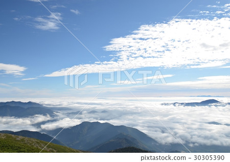 The large panorama of the sea of clouds seen from the early morning Norikura Mt. The large panorama of the sea of clouds seen from the early morning Norikura Mt. 30305390