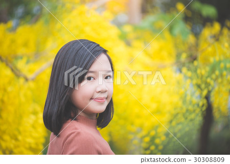 Asian Girl with Golden Shower Tree i 30308809