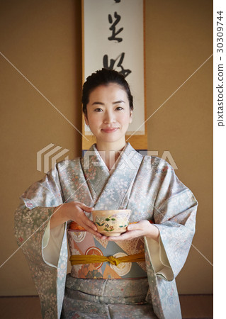 享受茶道的婦女 30309744