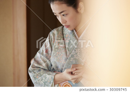 享受茶道的婦女 30309745
