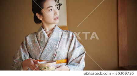 享受茶道的婦女 30309750