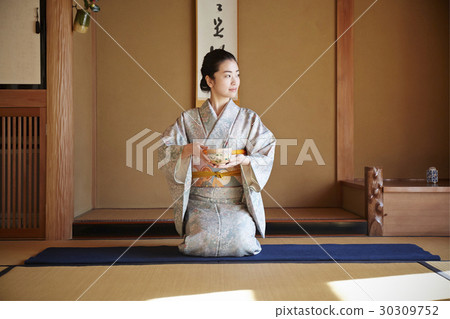 享受茶道的婦女 30309752