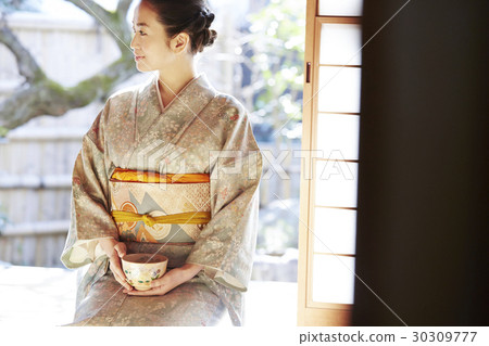 享受茶道的婦女 享受茶道的婦女 30309777