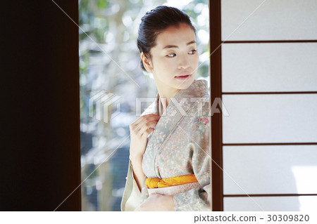 享受茶道的婦女 30309820