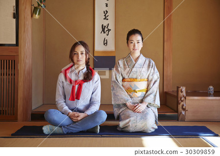 Foreign tourists who experience the tea ceremony 30309859