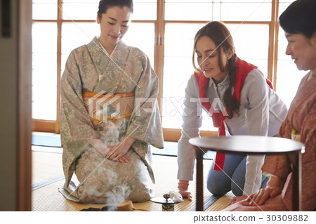 Foreign tourists visiting the tea ceremony Foreign tourists visiting the tea ceremony 30309882