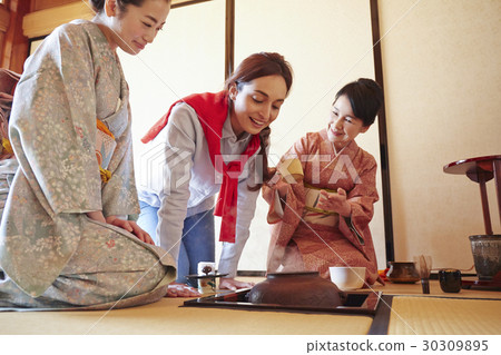 Foreign tourists visiting the tea ceremony 30309895