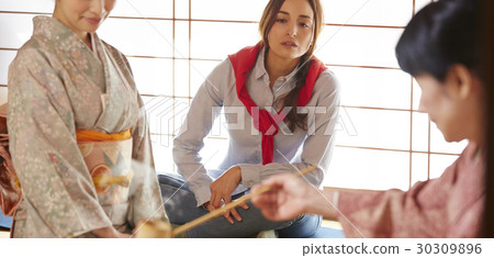 Foreign tourists visiting the tea ceremony 30309896