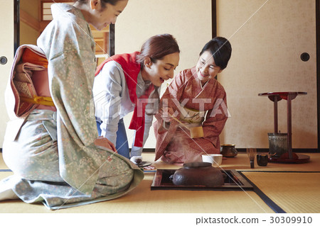 Foreign tourists visiting the tea ceremony Foreign tourists visiting the tea ceremony 30309910