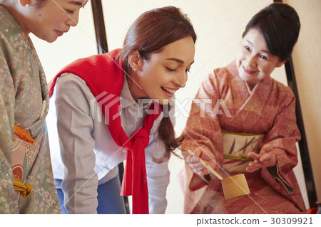 外國遊客參觀茶道 外國遊客參觀茶道 30309921