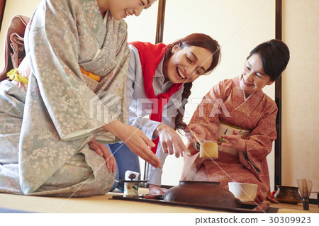 外國遊客參觀茶道 30309923