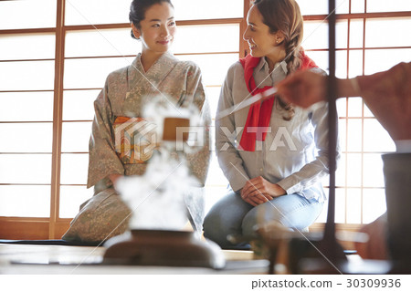 Foreign tourists visiting the tea ceremony Foreign tourists visiting the tea ceremony 30309936