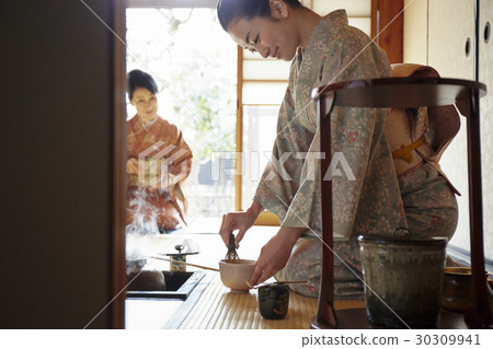 一個女人學習茶道 30309941