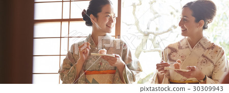 體驗茶道的外國遊客 30309943