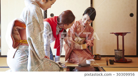 Foreign tourists visiting the tea ceremony Foreign tourists visiting the tea ceremony 30309956