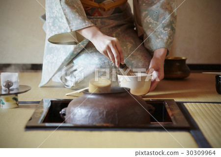 享受茶道的婦女 30309964