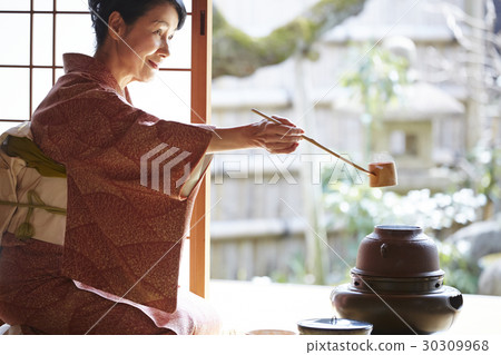 享受茶道的婦女 30309968