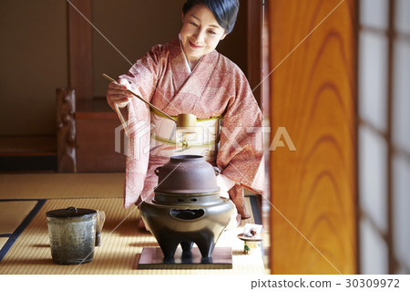 享受茶道的婦女 享受茶道的婦女 30309972