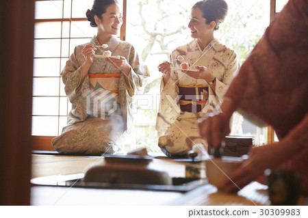 Foreign tourists who experience the tea ceremony 30309983