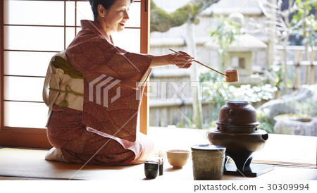 享受茶道的婦女 30309994