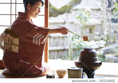 享受茶道的婦女 享受茶道的婦女 30310002